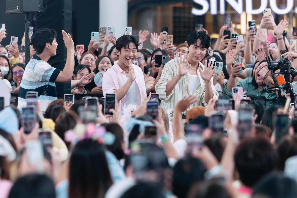 EM_Gossip's tweet photo. “พี่จอง - คัลแลน - แดน” ขึ้นแท่นพรีเซนเตอร์ DERMEDY เสิร์ฟโมเมนต์สุดฟินกับผลิตภัณฑ์ใหม่ DERMEDY pH BALANCE TONER PAD ในงาน DERMEDY Summer Lab: Perfect Balance with P’Jung Cullen Dann
#DERMEDY #SUMMERLAB #DERMEDYxพี่จองคัลแลนแดน
“ผิวดีเริ่มต้นที่ pH Balance” รีเซ็ตผิวให้กลับมาสมดุลด้วย DERMEDY pH BALANCE TONER PAD ทั้ง 3 สูตร แบบซอง (บรรจุ 10 แผ่น) ราคา 69 บาท และแบบกระปุก (บรรจุ 100 แผ่น) ราคา 399 บาท วางจำหน่ายแล้ววันนี้ ที่ร้าน Watsons, Multy Beauty, EVEANDBOY, Tsuruha และ Beautrium หรือช่องทางออนไลน์ DERMEDY Official ที่ Shopee, Lazada, Tiktok, Line Shopping และเว็บไซด์ MYU-NIQUE
📸 : https://t.co/Cvj1h5VwtH