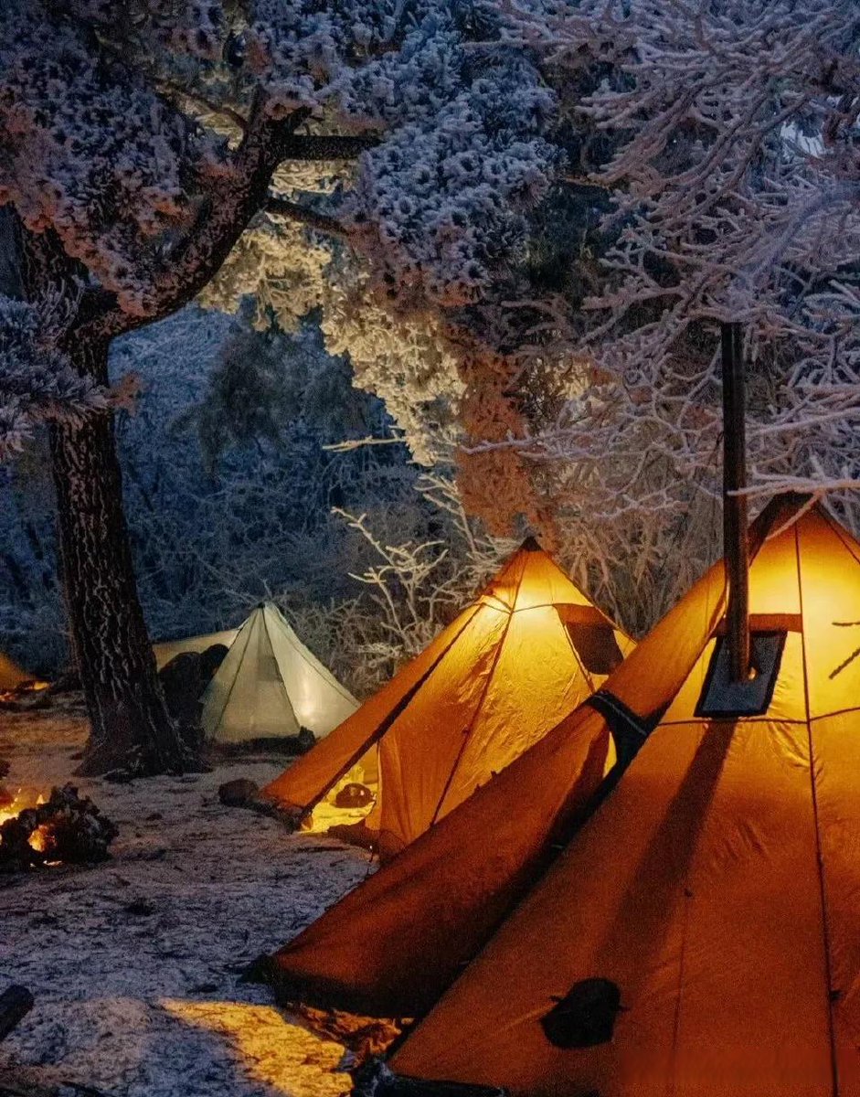 melaniedegos's tweet image. Chasing sunsets u0026 s'mores—this is how we recharge.  #CampingVibes #NatureFix