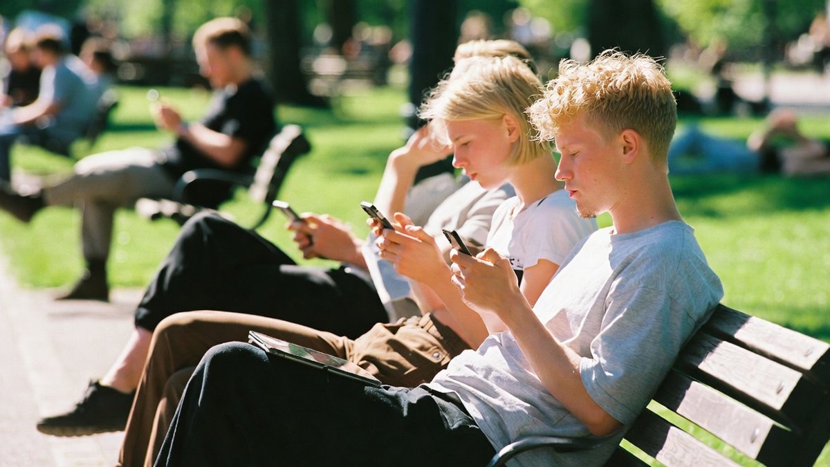 7559pr's tweet image. L'industrie du livre subit actuellement une érosion préoccupante de sa vitalité commerciale, marquée par un fléchissement des ventes de 6,5 % au premier trimestre 2026. Cette conjoncture affecte similairement les librairies indépendantes, dont le chiffre d'affaires décline dans