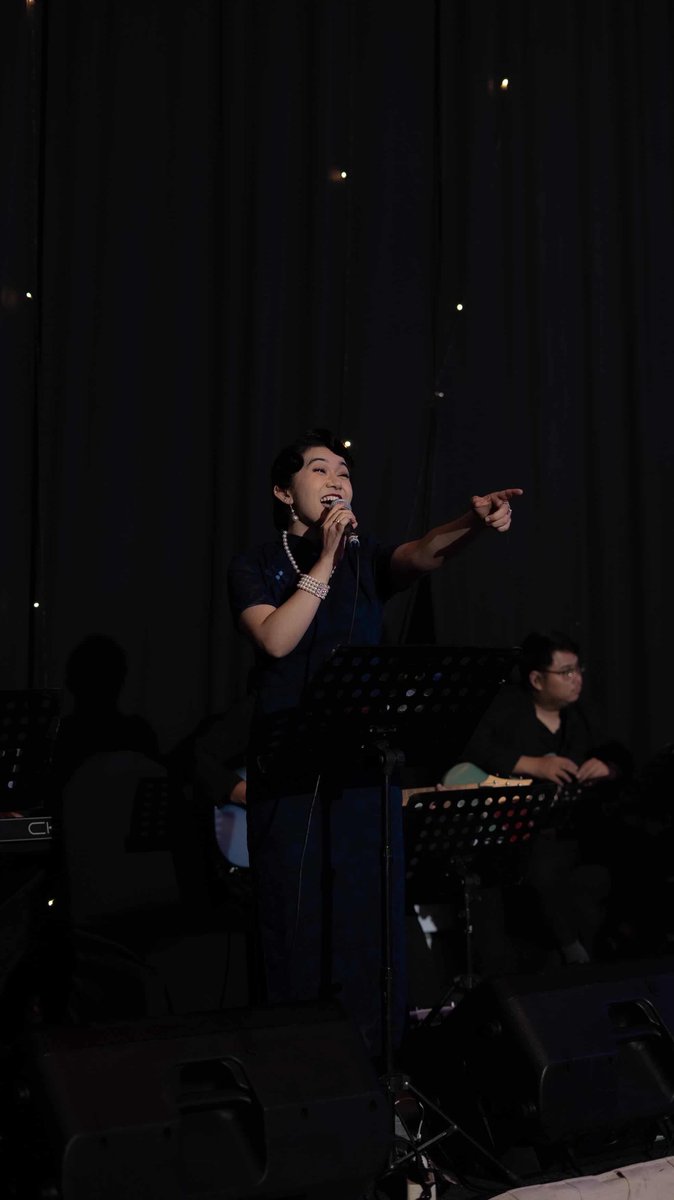 ebinebinebin_'s tweet image. Nyanyi kali ini dengan Old Chinese Hairstyle 😍😍

#hairstyle #singing #nyanyi #hairdo #performance