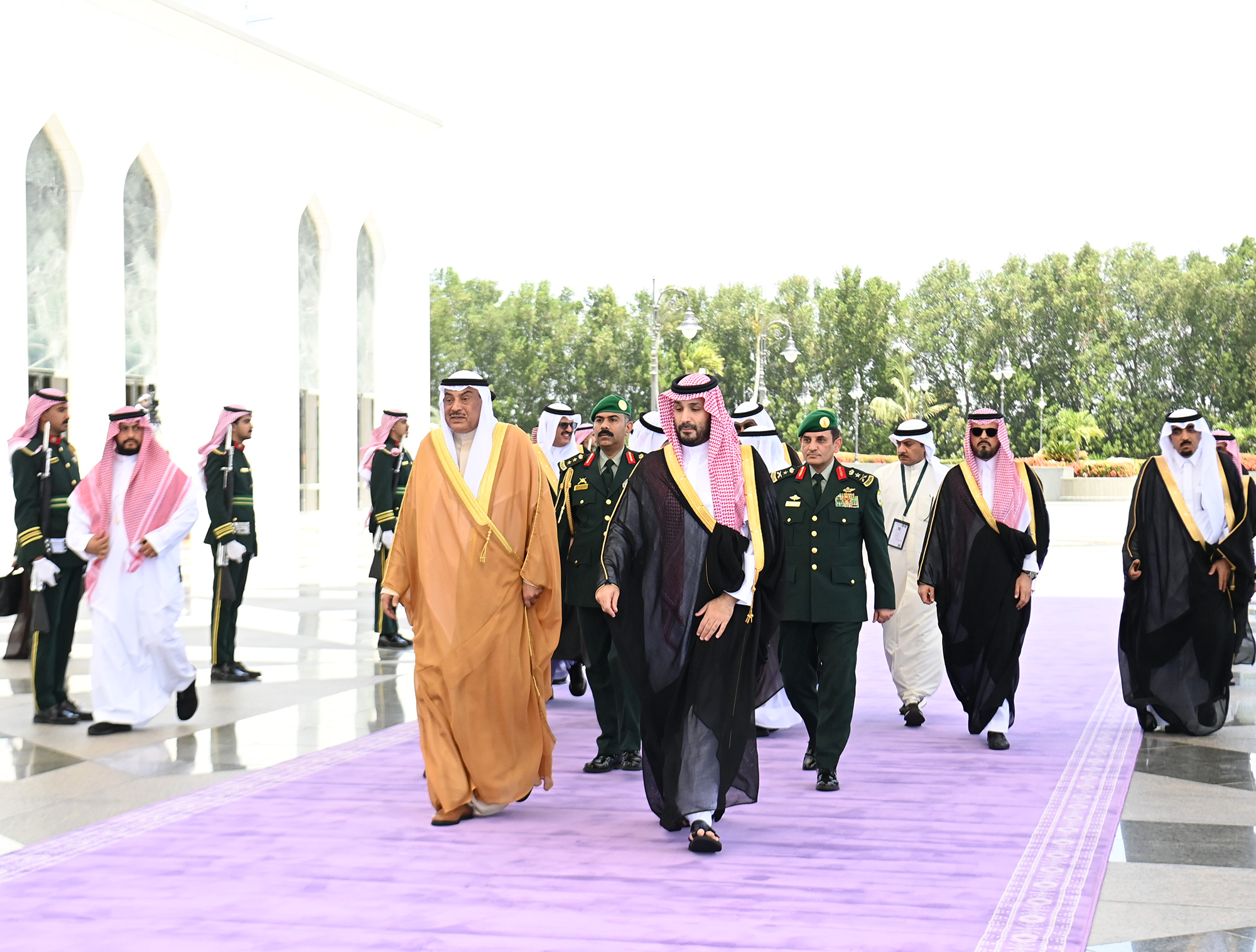 ممثل سمو الأمير يصل إلى جدة لترؤس وفد الكويت في القمة الخليجية. ولي العهد السعودي كان في مقدمة مستقبلي سموه على أرض المطار 