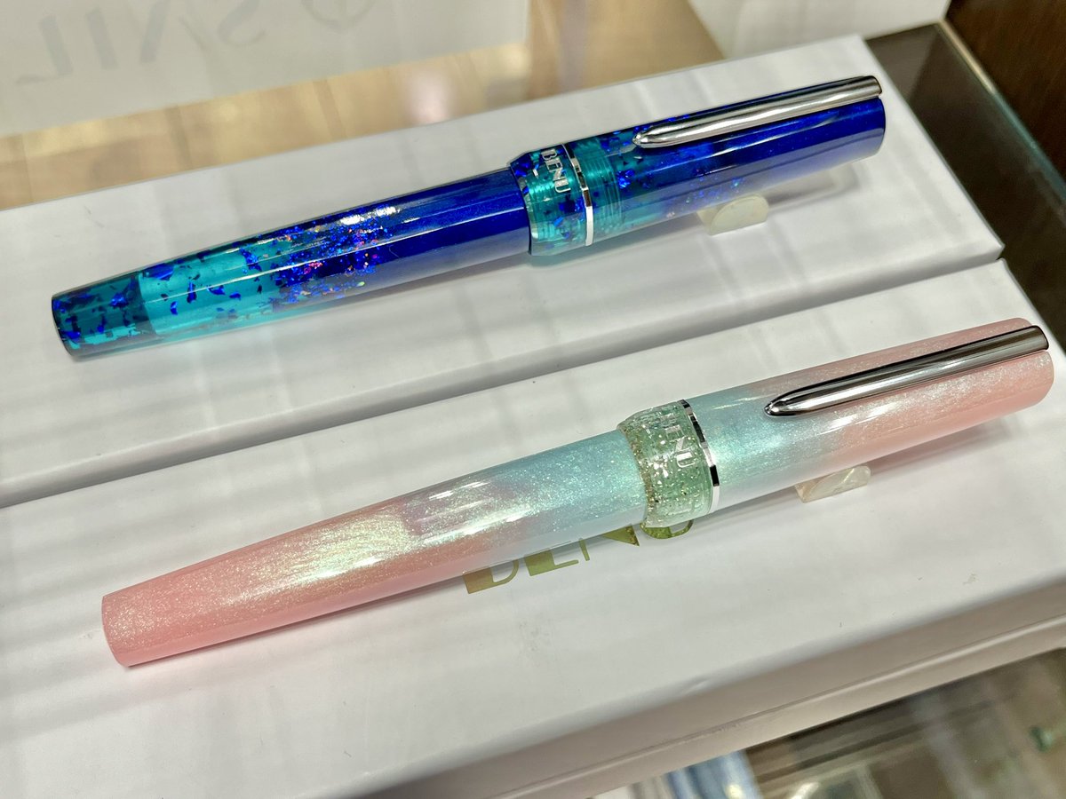 #べヌー の万年筆『オート』2種類が入荷いたしました！
フランス語で、洗練、高貴という意味を持つオート。
これまでにない斬新な４面体の軸、キャップの形状をBENU独自の製造方法、職人技で実現。
奥からアリュール、ペルル、両方とも細字がございます☺️

是非ご覧くださいませ！
#BENU