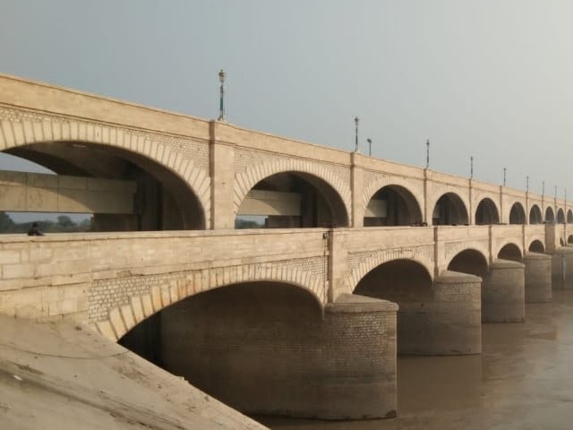 Gwadar_Pro's tweet image. 🚨🌊 Sukkur Barrage upgradation update:

Minister Jam Khan Shoro: 60 gates under replacement. 17 done, 26 by June 2026, all 44 main gates by 2026.

Cofferdam foolproof — barrage lifespan extended 30 years.

Supplies water to 90% of Sindh's agricultural land 🇵🇰
#Water