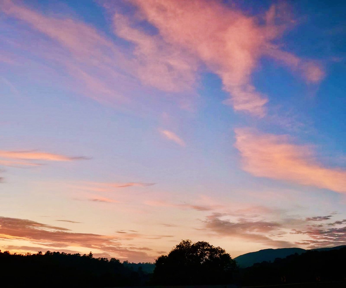 rafaelporcari's tweet image. Dia bonito!
Que hoje seja melhor do que ontem e pior do que amanhã.
📸
#FOTOGRAFIAéNOSSOhobby
#amanhecer #morning #sky #céu #natureza #horizonte #fotografia #paisagem #landscapes #inspiração #mobgrafia #Jundiaí #XôStress