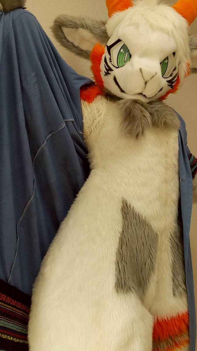 ここ………空いてるゾ🐐🧡　入る？？？

#FursuitEveryday
#FursuitsEveryday