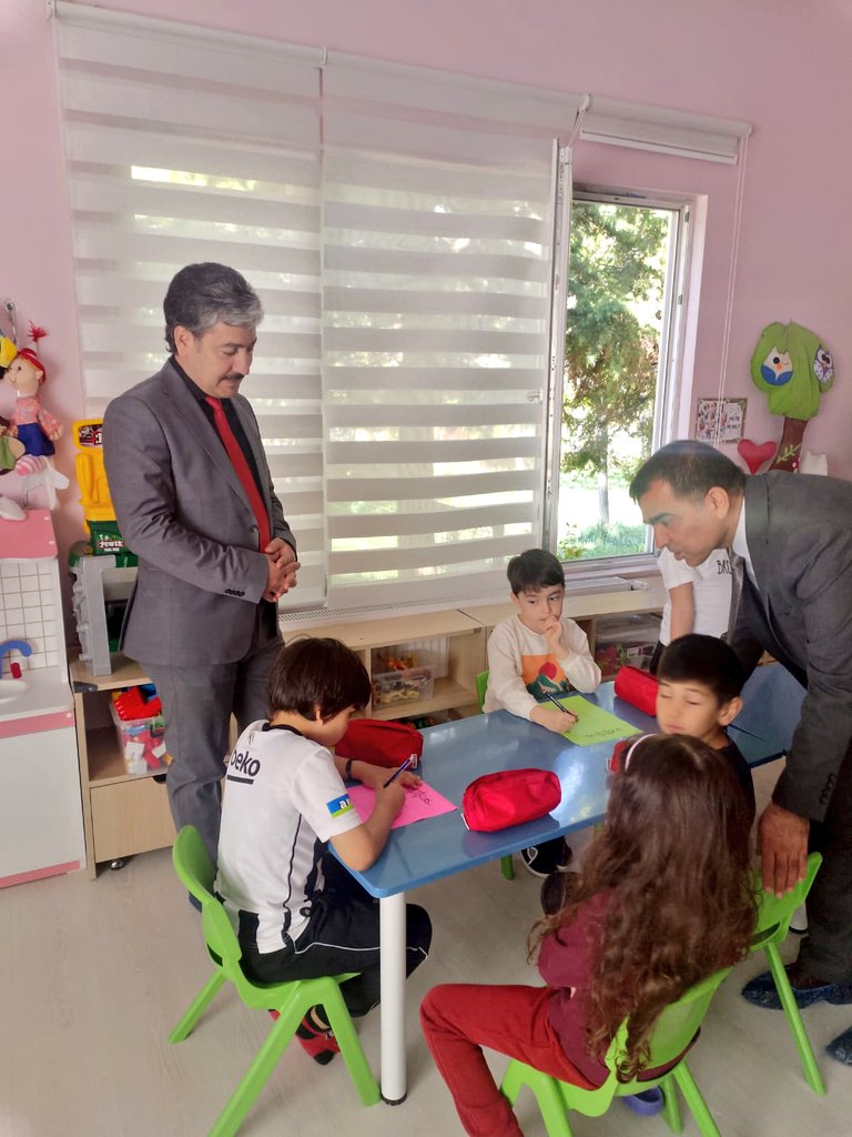 yesilyurtmem44's tweet photo. Bugün takvimler “Anaokulu günü”nü gösterdi.😊

Minik öğrencimiz yakamızdaki Bayrak Rozetini isteyince biz gururla şanlı bayrağımızı öğrencimizin yakasına iliştirdik.🇹🇷

Samimiyetin en saf hâli...

📍Mustafa Aksoğan AO
📍Şht. Ahmet Kurak AO

@tcmeb @MalatyaMem @behcet_bakir https://t.co/JGncUf4Khn