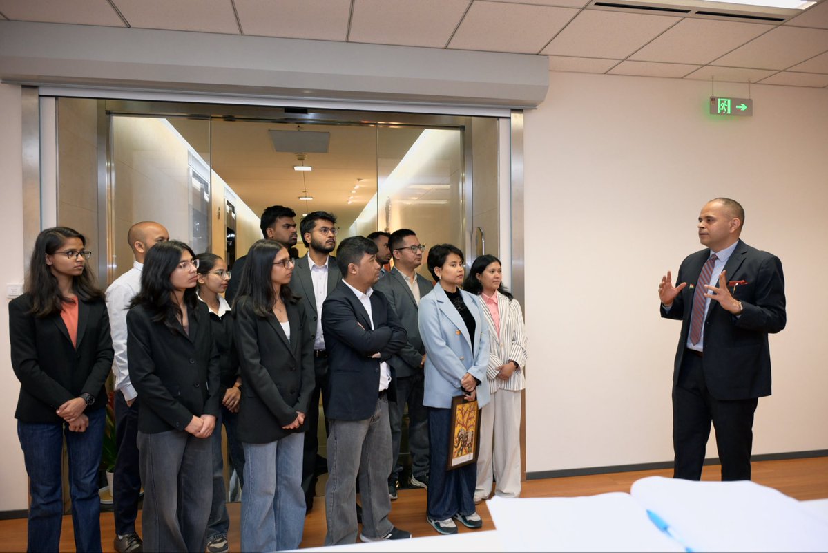 IndiaInShanghai's tweet image. Engaging the youth for a brighter future 🌆☀️🤝🇮🇳
#IgnitedMinds #SoftPower #GreenDevelopment

Consul General @PratikMathur1 was happy to welcome a delegation of China scholars and students led by noted Sinologist Prof. Arvind Yelery (@AravindYelery) from Jawaharlal Nehru