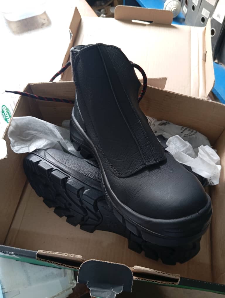 FaithEmmanuelah's tweet photo. High quality worksuits still available at k45,000 only. We also customize and print. 
Bova safety boots ranging from k170,000-k220,000 (sizes 5-9)
Also available on order at discounted price
0885176353 Limbe https://t.co/VV3WePShZY