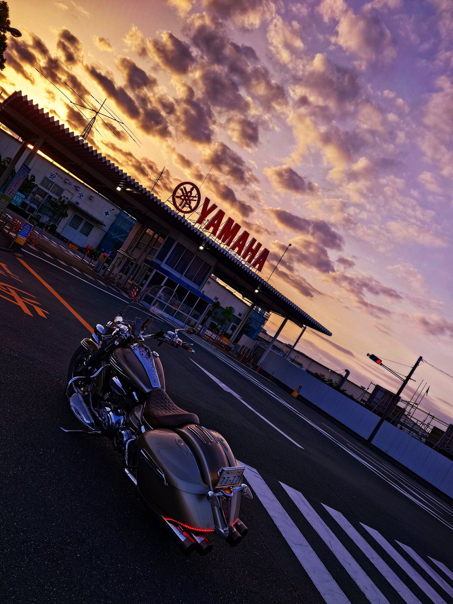 Sh1sh1mal7777's tweet photo. XV1900史のみならずヤマハクルーザー史にも残る濃い内容のイベントを終え翌朝単騎ヤマハ工場前でライナーと登る朝陽を眺めていた。

XV1900というバイクがこの世に生まれてから20年。

懐かしい人には会えたかい？
懐かしい空気は吸えたかい？
この空はあの頃と変わらないかい？ https://t.co/IEJ997N9fs