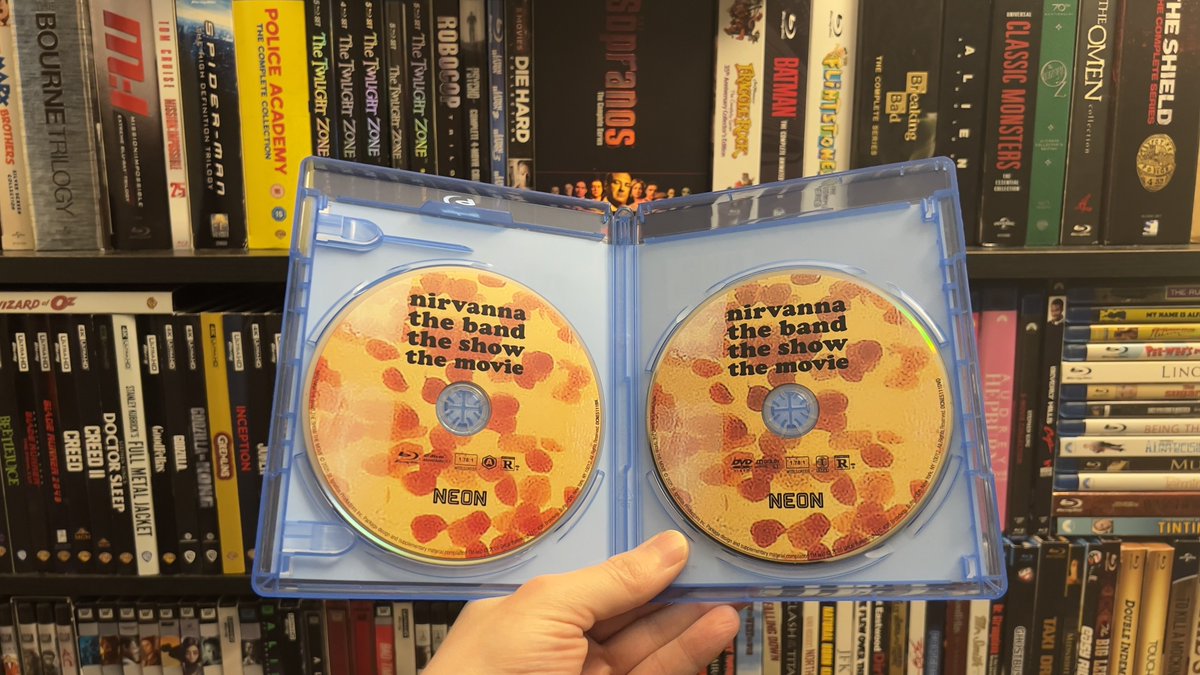 HighDefDiscNews's tweet image. /// #NewArrival ///

NIRVANNA THE BAND THE MOVIE on Blu-ray via @neonrated, distributed by @DecalReleasing. Available on May 26. #Bluray #NirvannaTheBand #NirvannaTheBandTheShow #PhysicalMedia #comedy @NTBTHESHOW // #ad

News 📰 // highdefdiscnews.com/2026/03/23/nir…
