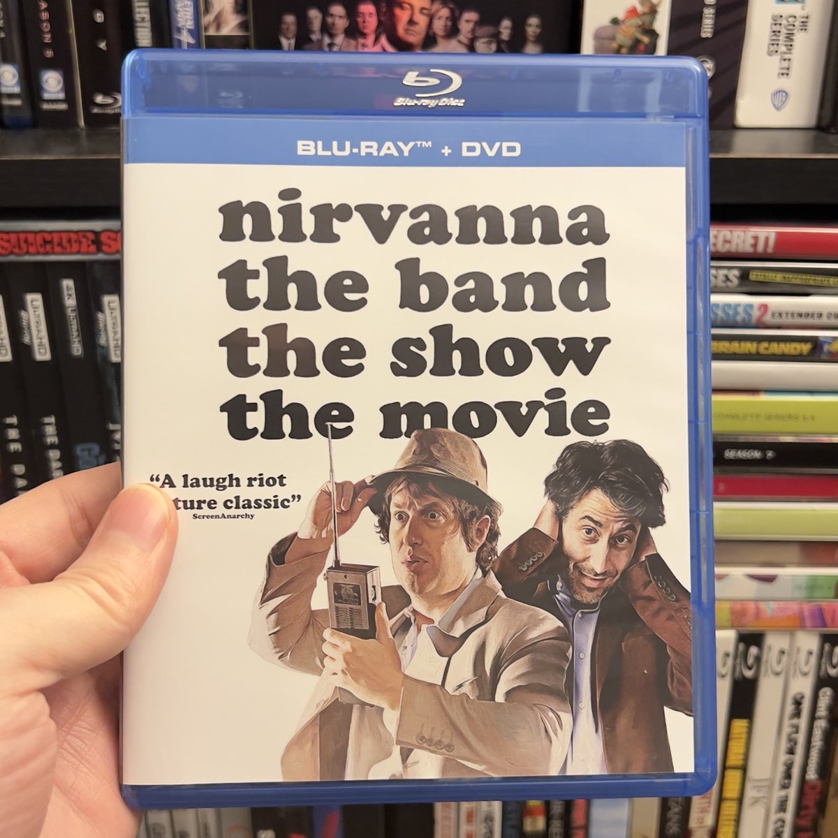 HighDefDiscNews's tweet image. /// #NewArrival ///

NIRVANNA THE BAND THE MOVIE on Blu-ray via @neonrated, distributed by @DecalReleasing. Available on May 26. #Bluray #NirvannaTheBand #NirvannaTheBandTheShow #PhysicalMedia #comedy @NTBTHESHOW // #ad

News 📰 // highdefdiscnews.com/2026/03/23/nir…
