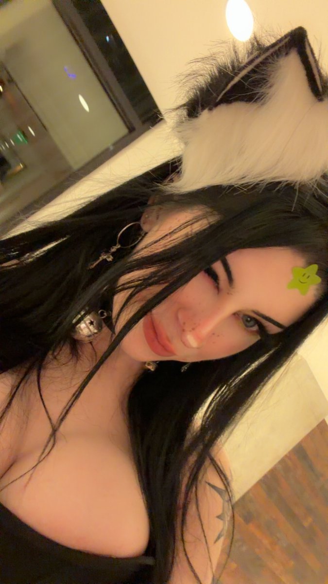 potttieray_20's tweet photo. my boobs are so big because they're full of love and loyalty https://t.co/13AHWiWfRs