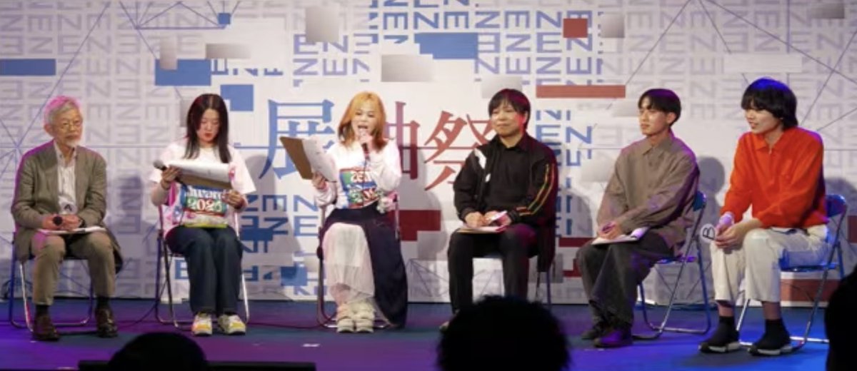 izuruAIQ's tweet photo. ニコニコ超会議・ZEN大学展軸祭で行われたZENAward2026にて「BEST ZEN Originality」に選んでいただきました！

ZENAward Student Ambassador……通称ZEAにも任命されましたので、これからZEN大学と学生生活を盛り上げていきます！

若山学長直々に任命証を頂戴しました！
気合いが入ります！ https://t.co/oTgLeAxcxE