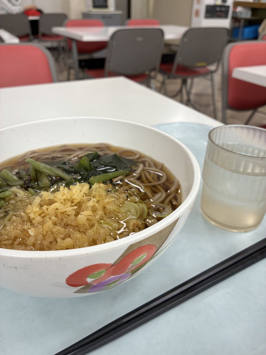 4月いっぱいで閉店する市役所の食堂。今日もランチを食べに行く。山菜そば450円也(税込)
