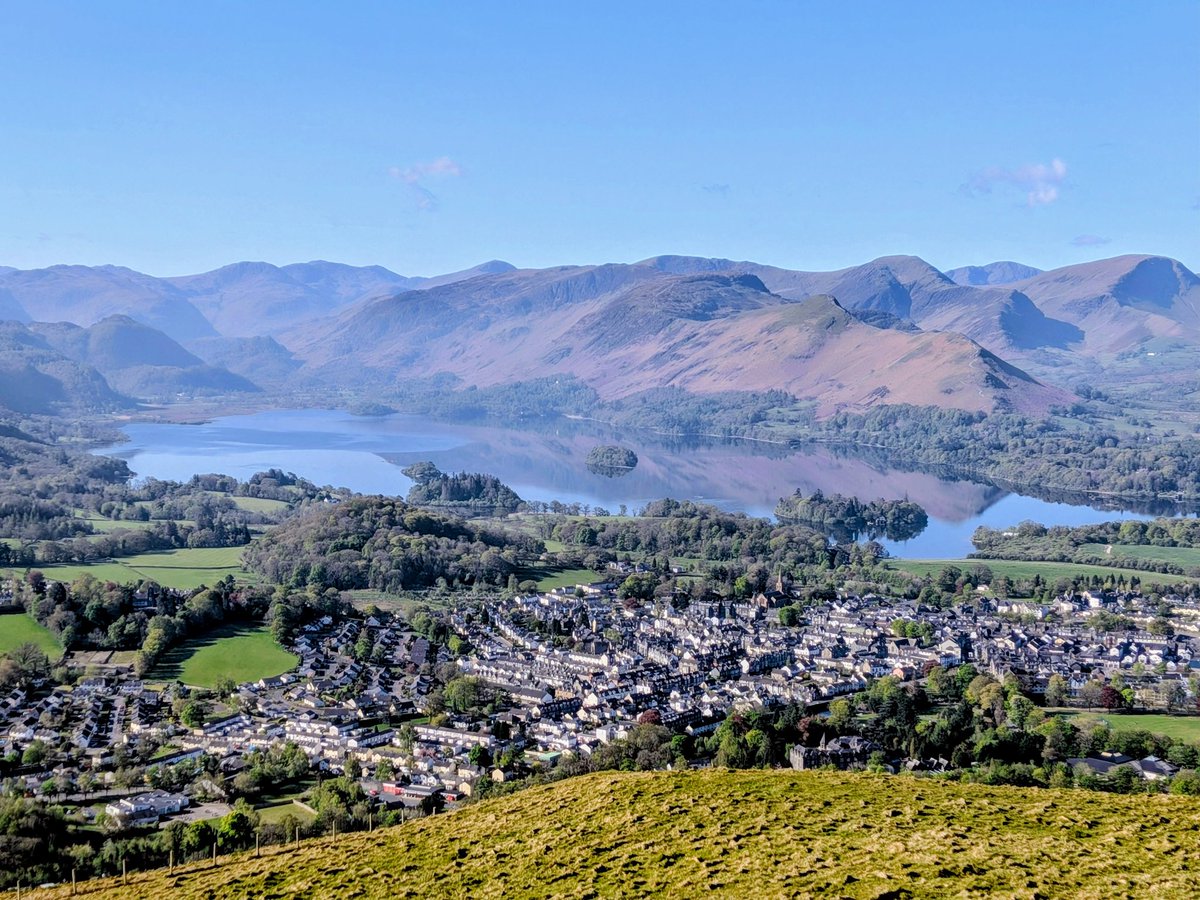 Dunc10in10's tweet image. Sunshine, views, and miles in the legs ☀️💪
We hope your training for the 10in10 &amp;amp; Challenge5 is well underway 🥾

Thinking of joining? Now’s the time — fun, flexible, and for everyone.
👉 10in10.org.uk
#lakedistrict #June #Challenge #hiking #fellrunning #sunshine