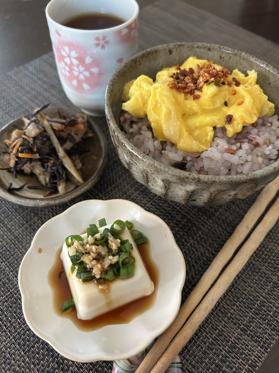 yokochin153604's tweet image. Good afternoon friends.

Today’s lunch
“Tamago donburi”
“Hiyayakko (tofu)”
“Hijiki”

#japanesefood 
#homecooking 
#healthy