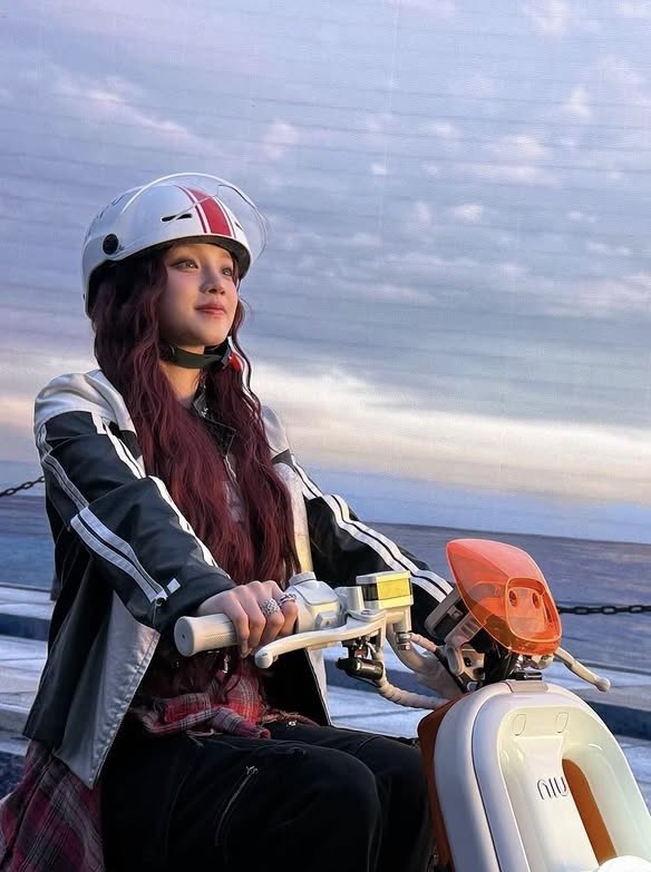 luckycatluck's tweet image. 2026年
バイク乗ってる可愛い女の子部門🥇だよ！
#idle #yuqi #NEVERLAND