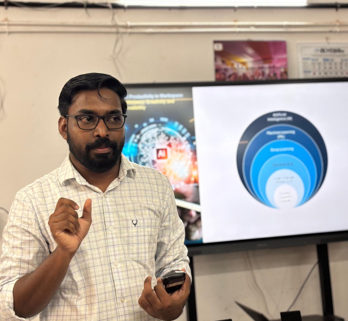 PIBTvpm's tweet image. Shri Habeeb Rahman Y.P., Media Professional, Fact-Checker and Al Trainer, leads a hands-on #workshop session on "#Al Productivity in the Workspace: Efficiency, Creativity and Credibility" for officials and staff at PIB #Thiruvananthapuram.

@Habi_Kzp
