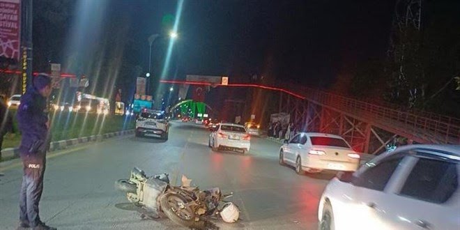 PolisBas's tweet photo. Manisa da iki motosikletin çarpışması sonucu izinli polis memuru yaşamını yitirdi, bir kişi gözaltına alındı.
Kazada ağır yaralanan Halil Kösemen, kaldırıldığı Manisa Celal Bayar Üniversitesi Hafsa Sultan Hastanesi'ndeki müdahaleye rağmen kurtarılamadı 
#halilkösemen https://t.co/FXzIn0Erki