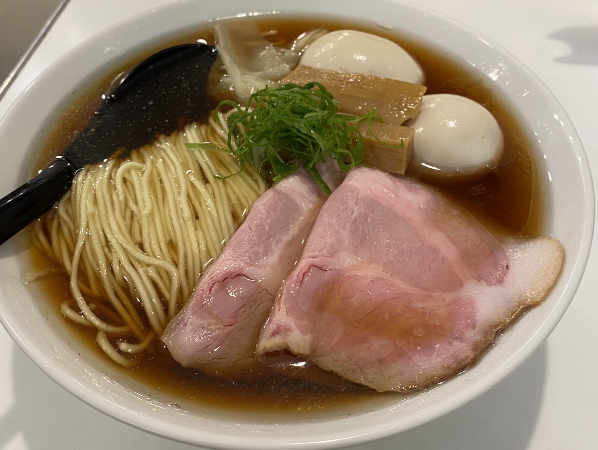 今日の遅めのお昼は、風変わりなお店見つけたけど開く気配がないので立川ラーメンスクエア内、麺笑行って特製醤油食べてきた！😆🍜

息子さんは居らず、上物は旧いしかわやと同じ味（🥚切られてないけど）、スープは鰹出汁メインかな、吾衞門と同じ鰹節っぽ🤔

美味しかった！👍