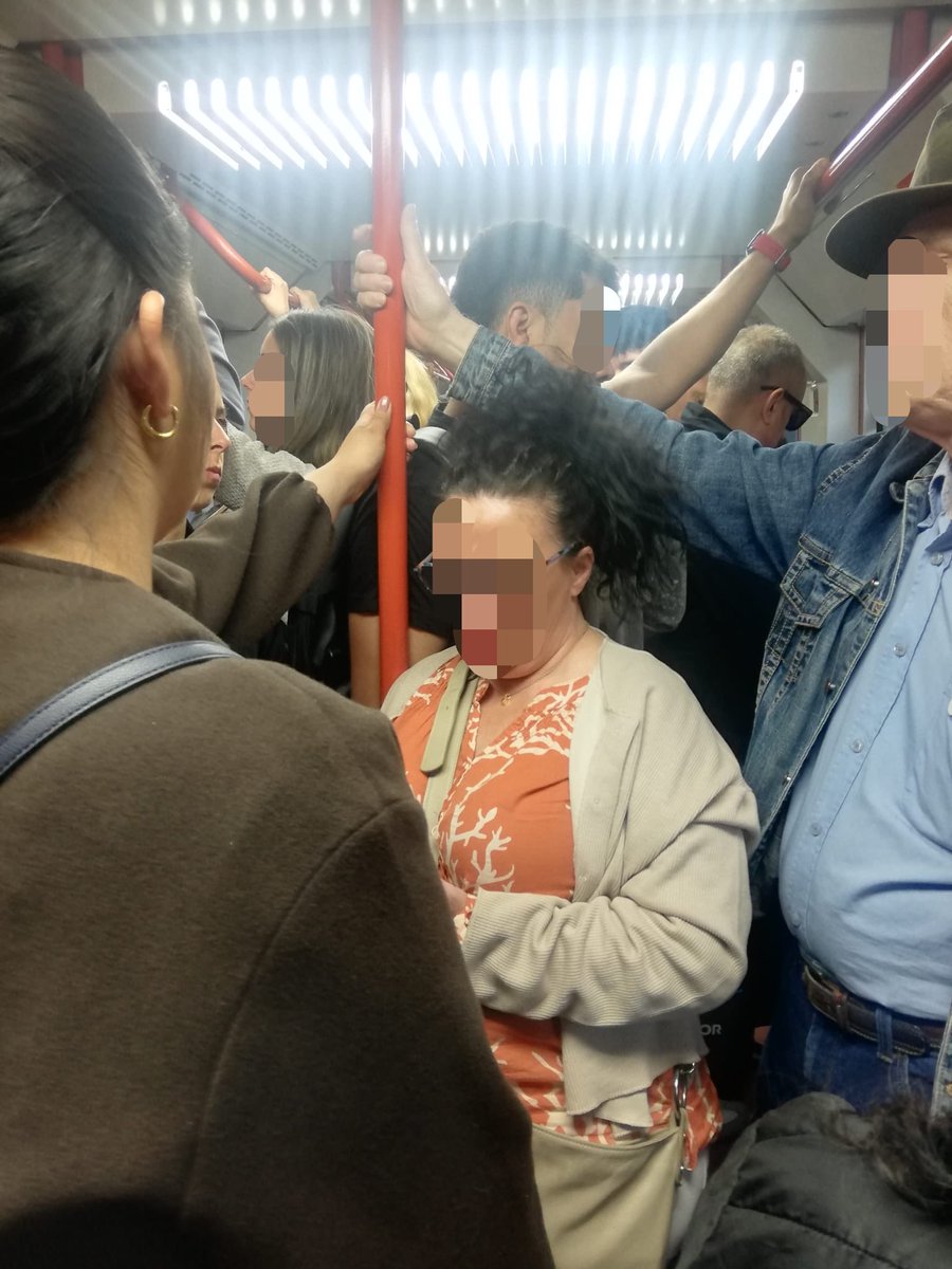 Linea9sinB's tweet photo. @jorgerodrigodo @metro_madrid así vamos en L9B cada mañana antes de llegar a Puerta de Arganda. ¿Sigues pensando que no merecemos el mismo metro que el resto de la L9?

Queremos que todos los trenes desde Paco de Lucía lleguen a Arganda.

Firma aquí: https://t.co/zOTrJENEgy https://t.co/kOgys7avpb