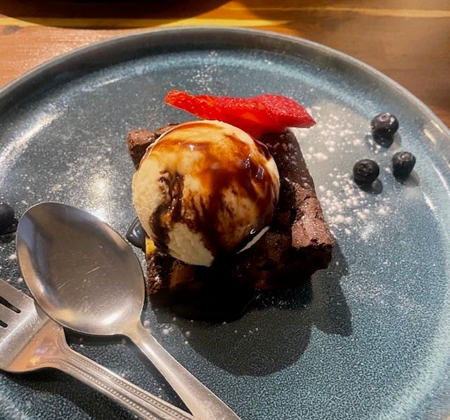 AnneBrookeBooks's tweet photo. A nice dinner out at The Squirrel Inn Godalming yesterday and the chocolate brownie dessert was most welcome!
#dinnerout #eatout #desserts https://t.co/NkytPSP4z5