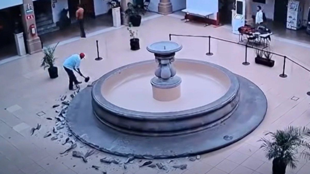 AztecaNoticias's tweet image. #VIDEO | Un hombre ingresó sin obstáculos a la Presidencia Municipal de #Celaya y destruyó parte de la fuente central. 

Durante varios minutos se movió con libertad, acomodó objetos y colocó cordones como si fuera personal autorizado. 

Todo ocurrió frente a trabajadores,