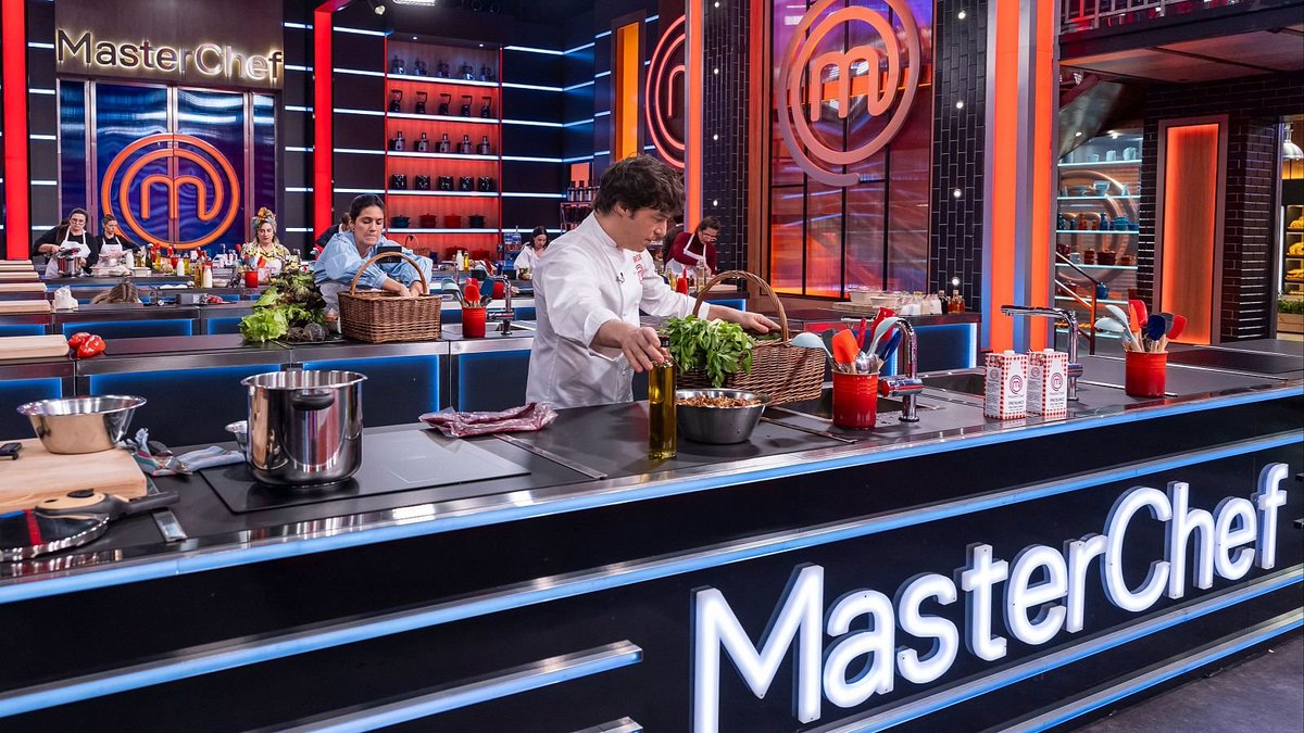 Dos30TV's tweet image. #Masterchef en la noche de @la1_tve registra un 11.9% de share y congrega una media de 766.000 espectadores 

🍽️ 14% de aportación a la cadena

🍽️ Más de 2.5 millones de espectadores conectaron en algún momento con el programa

#QueVivaLaTele #Audiencias