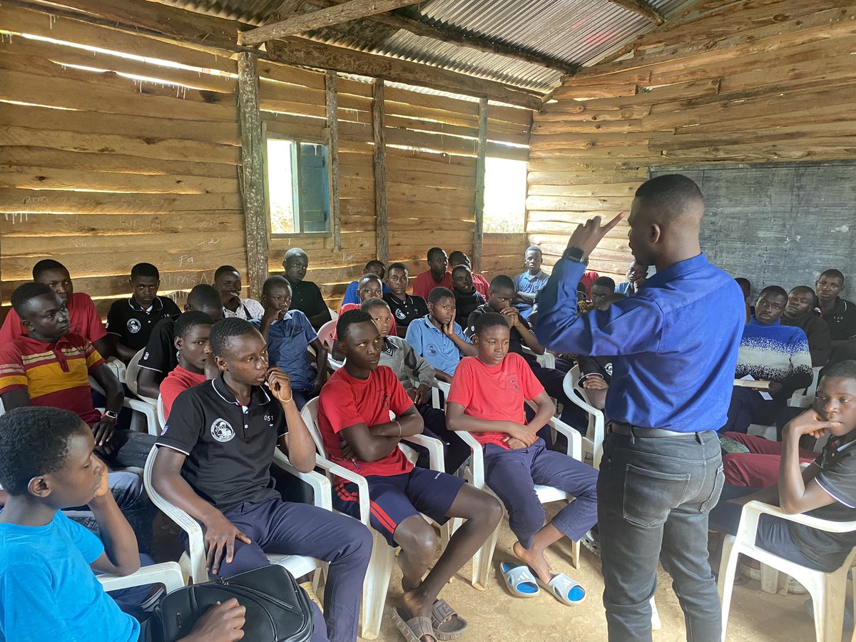 Youth4Maama's tweet image. We are not just a network, but a movement of gratitude, responsibility and legacy. Doing what @UWESO1 did for us many years ago! 
#Gratitude
#GivingBack
#UWESO
@JanetMuseveni @JollyKags @Nyinancweende