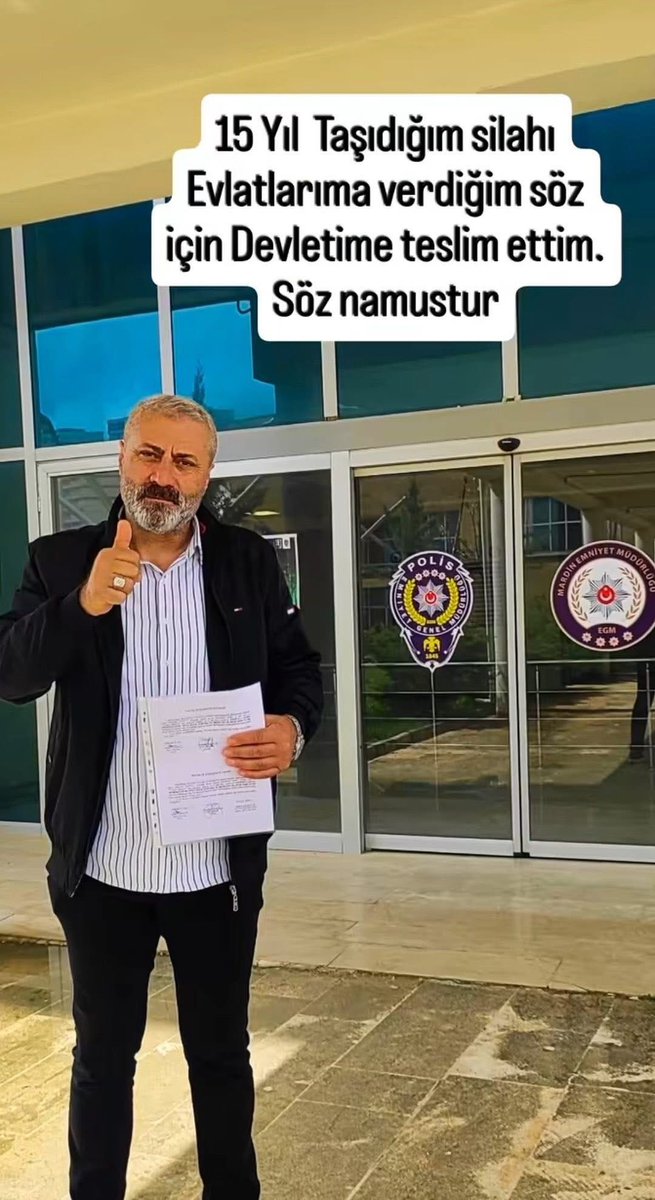 ogretmensitemiz's tweet photo. Bir baba, oğlunun isteği ile 15 yıl kullandığı silahını emniyete teslim etti.
"Evlat kazandı." https://t.co/W9Pr0snGt4