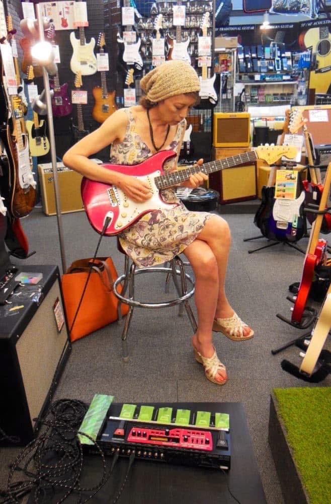 Kotaane's tweet image. Longing for summer.
夏を偲んで。
#Stratocaster #Fender #fenderjapan #Gigabar #actress #movie #cinema #film #songwriter #musician #liveperformance #tokyonightlife #guitarist #modeling #fenderamp #summer #roland #largeheadstratocaster
