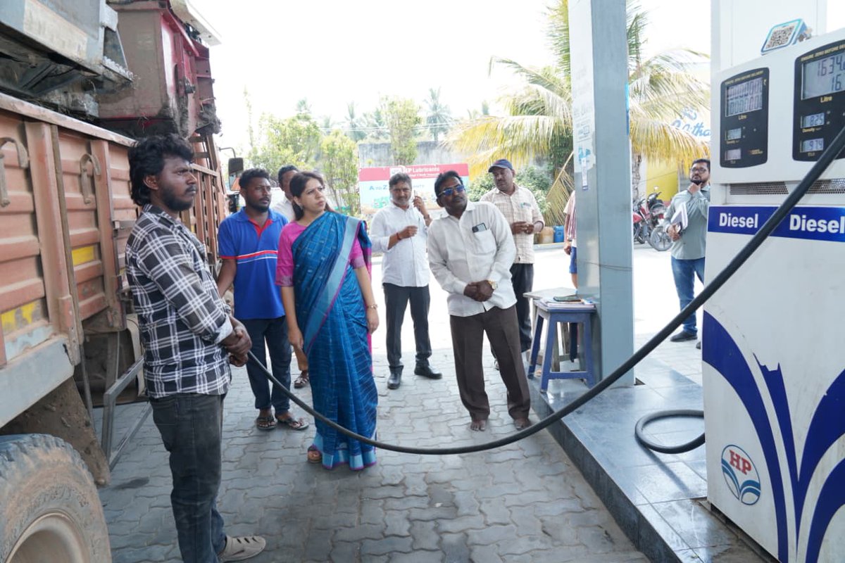 Collector_Plnd's tweet image. నరసరావుపేట మండలం రావిపాడుగ్రామంలో హెచ్ పి పెట్రోల్ బంక్ మరియు ఇండియన్ ఆయిల్ బంక్ తనిఖీ చేసిన జిల్లా కలెక్టర్ డా. కృతికా శుక్లా IAS గారు . బంక్ యజమానులతో మాట్లాడి  వినియోగదారుల అవసరాలకు అనుగుణంగా పెట్రోల్, డీజిల్ అందించాలన్నారు.  #Palnadu #Collector #Narasaraopet #Kritika #IAS