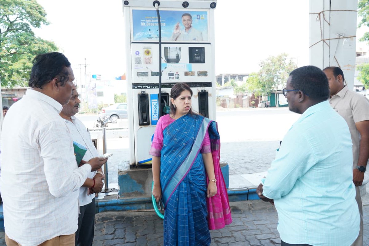 Collector_Plnd's tweet image. నరసరావుపేట మండలం రావిపాడుగ్రామంలో హెచ్ పి పెట్రోల్ బంక్ మరియు ఇండియన్ ఆయిల్ బంక్ తనిఖీ చేసిన జిల్లా కలెక్టర్ డా. కృతికా శుక్లా IAS గారు . బంక్ యజమానులతో మాట్లాడి  వినియోగదారుల అవసరాలకు అనుగుణంగా పెట్రోల్, డీజిల్ అందించాలన్నారు.  #Palnadu #Collector #Narasaraopet #Kritika #IAS