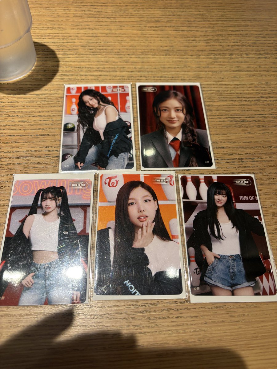 OeBw5's tweet photo. Twice 交換
譲)一枚目　ジヒョ　ダヒョン　ナヨン　ジョンヨン　ツゥイ

求)2枚目　モモ〉ジヒョ〉ミナ　ジョンヨン

本日、28日国立手渡し https://t.co/MFQ7Fvwh8B
