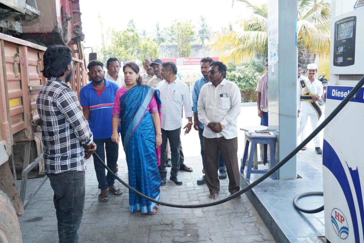 Collector_Plnd's tweet image. నరసరావుపేట మండలం రావిపాడుగ్రామంలో హెచ్ పి పెట్రోల్ బంక్ మరియు ఇండియన్ ఆయిల్ బంక్ తనిఖీ చేసిన జిల్లా కలెక్టర్ డా. కృతికా శుక్లా IAS గారు . బంక్ యజమానులతో మాట్లాడి  వినియోగదారుల అవసరాలకు అనుగుణంగా పెట్రోల్, డీజిల్ అందించాలన్నారు.  #Palnadu #Collector #Narasaraopet #Kritika #IAS