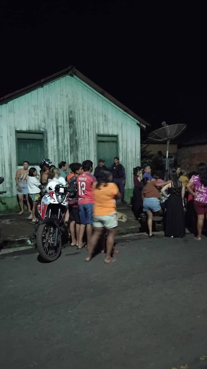 posteibabadeira's tweet photo. 🚨URGENTE: Mulher é encontrada sem vida em uma rede com uma f*ca cravada no Peito.

Segundo informações iniciais, uma idosa, professora conhecida como dona Alana da educação, foi encontrada sem vida em uma rede, com uma faca cravada no peito. https://t.co/uzI5K910pK