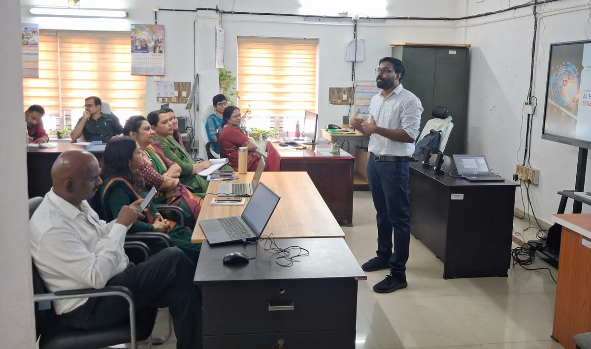 PIBTvpm's tweet image. തിരുവനന്തപുരത്തെ പിഐബിയിൽ നടന്ന 'തൊഴിലിടത്തെ എഐ 
ഉല്പാദനക്ഷമത: കാര്യക്ഷമത, സർഗ്ഗാത്മകത, വിശ്വാസ്യത' എന്നിവയെക്കുറിച്ചുള്ള ഒരു പ്രായോഗിക ശിൽപശാലയിൽ മാധ്യമ പ്രവർത്തകൻ  ശ്രീ. ഹബീബ് റഹ്മാൻ വൈ പി ക്ലാസ്സ്‌ നയിക്കുന്നു 

#Workshop #AI