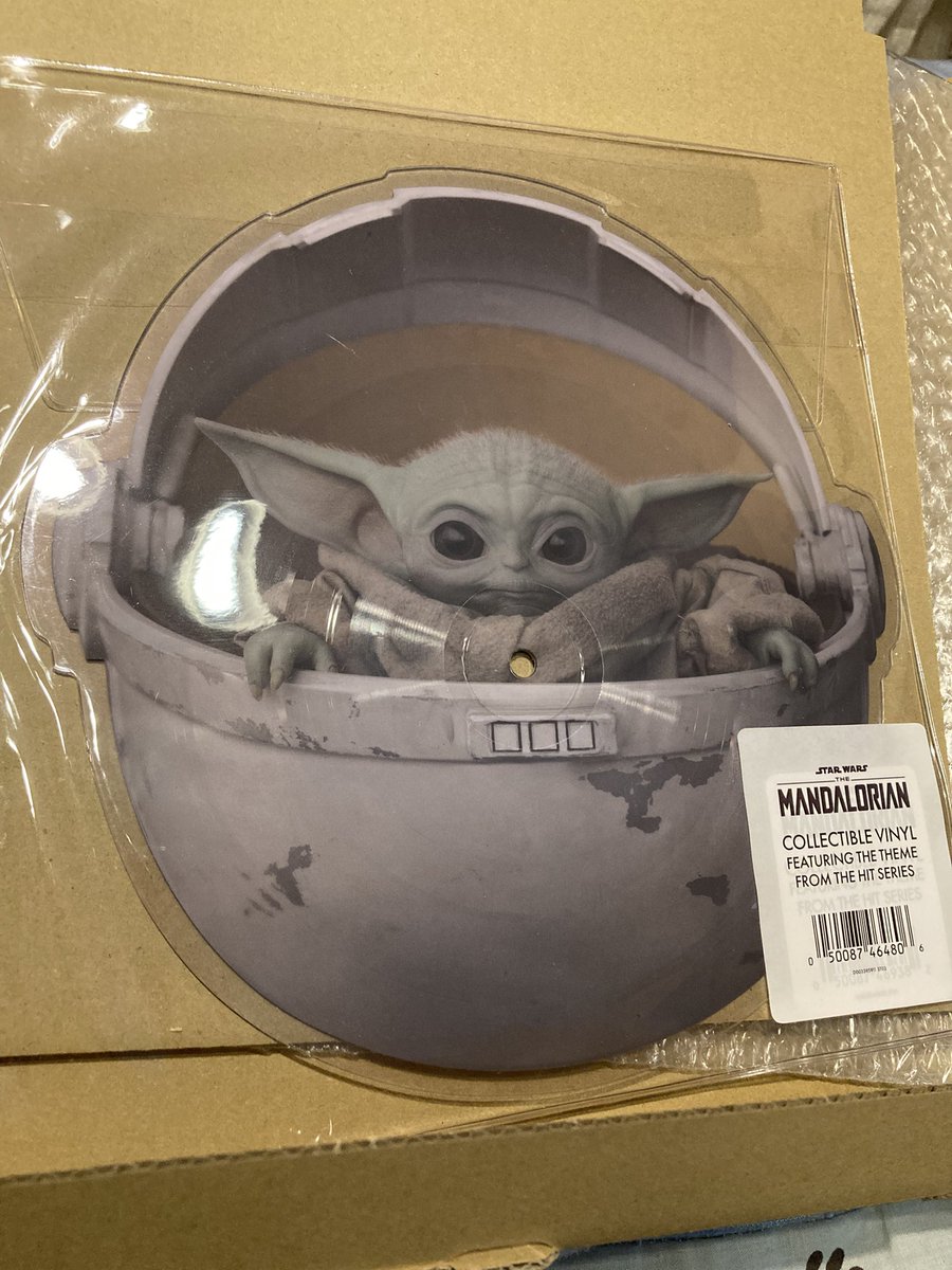 輸入版のマンダロリアンのレコードが届きめっちゃ良い🥰

レコード買うなんて小学生のときにドラえもんか何かの買ってもらった以来で40年ぶり…😂😂🥰