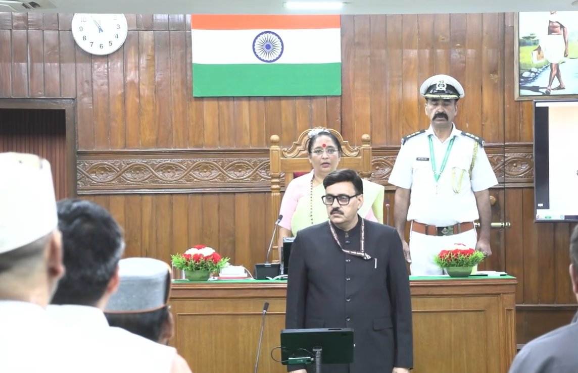 bstvlive's tweet image. देहरादून : उत्तराखंड विधानसभा का विशेष सत्र

➡नेता सदन मुख्यमंत्री पुष्कर सिंह धामी मौजूद
➡नेता प्रतिपक्ष यशपाल आर्य भी सदन में मौजूद
➡विपक्ष ने विधानसभा में मांग की
➡महिलाओं को 33% आरक्षण देने की मांग
➡2027 विधानसभा चुनाव में लागू हो आरक्षण

#Dehradun #UttarakhandAssembly