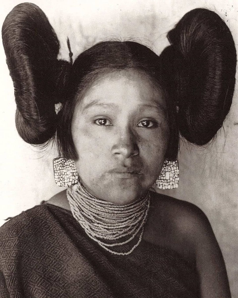 A portrait of a Hopi girl on a reservation in Arizona, 1901.⁣⁣..
⁣⁣
The girl's hairstyle consists of two side arrangements which aren't actually buns, but more like loops of hair. The hair is parted in the center, then wrapped around a U-shaped wooden hair bow.⁣⁣
⁣⁣
The