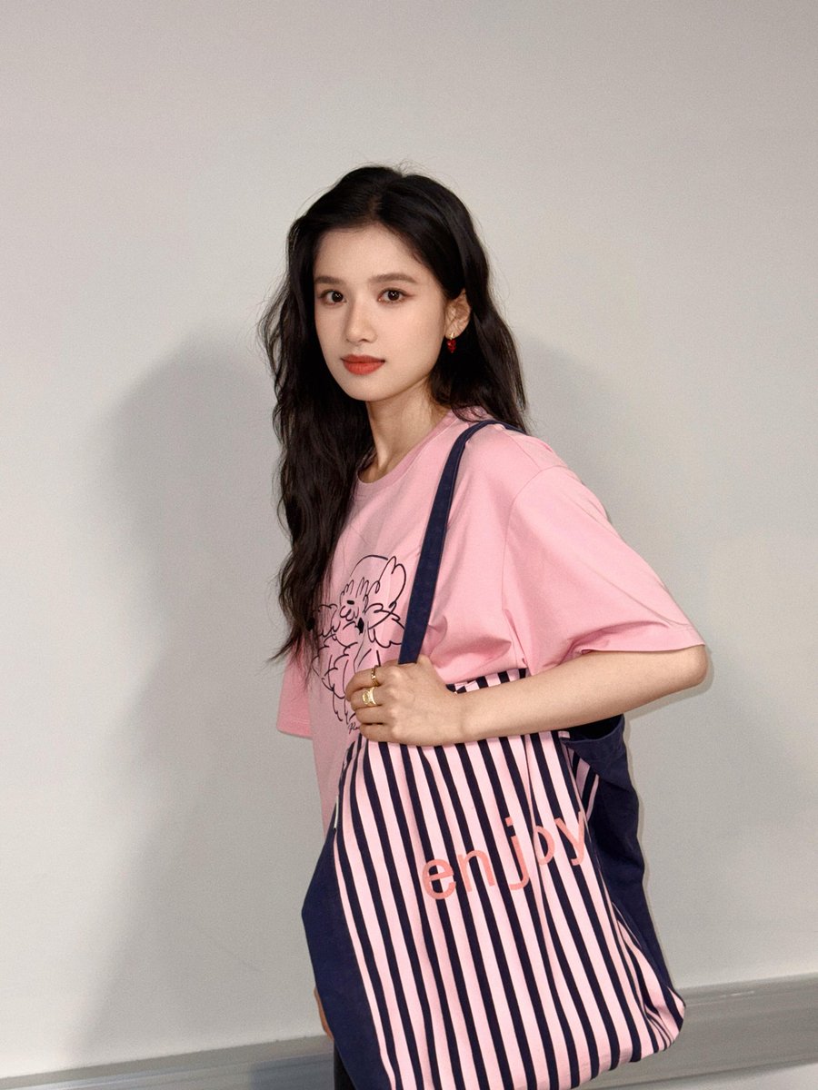 [260428]  JingYi xhs update

"💗
  Checking on the inventory"

#ZhangJingYi #ZhangJoy #张婧仪