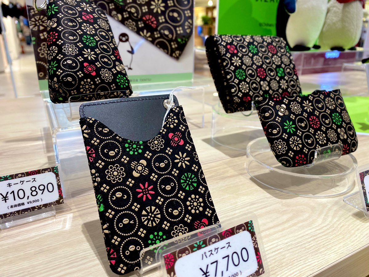 IndenYa's tweet photo. 《ルミネ北千住》
Suicaのペンギンシリーズ
十色（黒革×白漆）のL字ファスナー長財布は店頭のみとなります。
グリーン&amp;ラメピンク更紗、紫革×ピンク漆のフルールも全体的に少なくなっています。
新生活へのプレゼントや母の日の贈り物にもピッタリですよ🎁🐧❤️
#Suicaのペンギン  #印伝　#ルミネ北千住 https://t.co/4n17UQyoxo