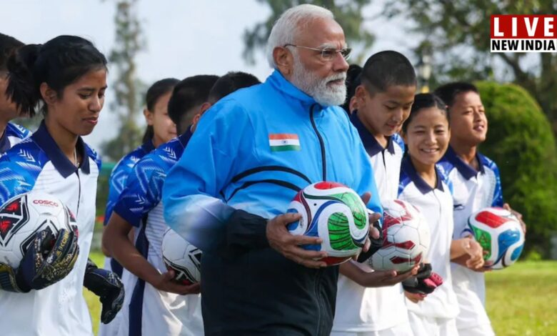 livenewindia01's tweet image. #BigUpdate
सिक्किम दौरे पर पीएम मोदी का अनोखा अंदाज ...

⚽ बच्चों और युवाओं के साथ फुटबॉल खेलते दिखे पीएम मोदी
👕 नीली जर्सी में मैदान में उतरे, गोल भी दागा

#PMModi #SikkimVisit #FootballWithPM #ModiInSikkim #YouthConnect #IndiaNews #TrendingNews #Livenewindia