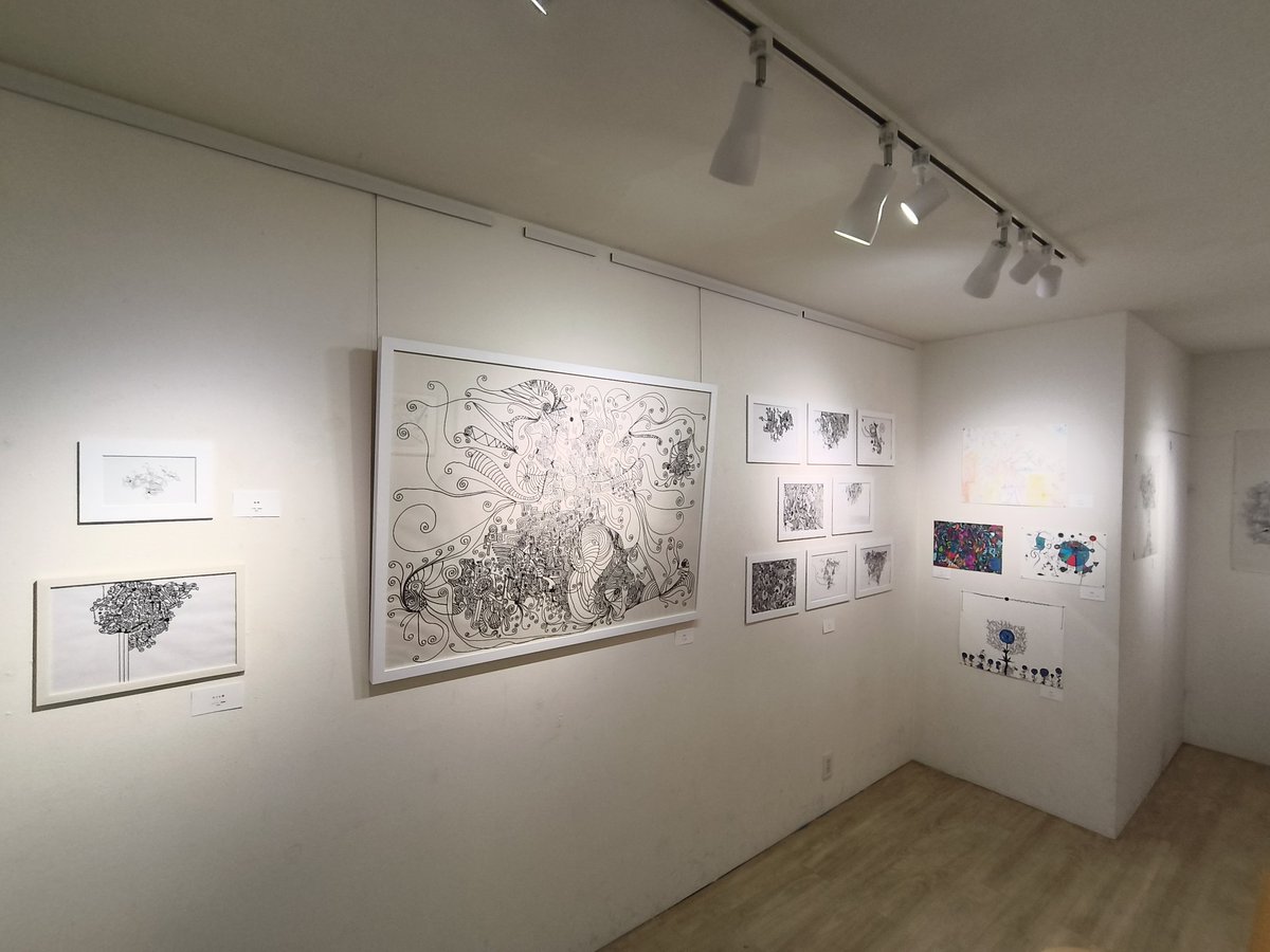 podium797's tweet photo. podium展2階の様子です。 https://t.co/8rdk0GStad