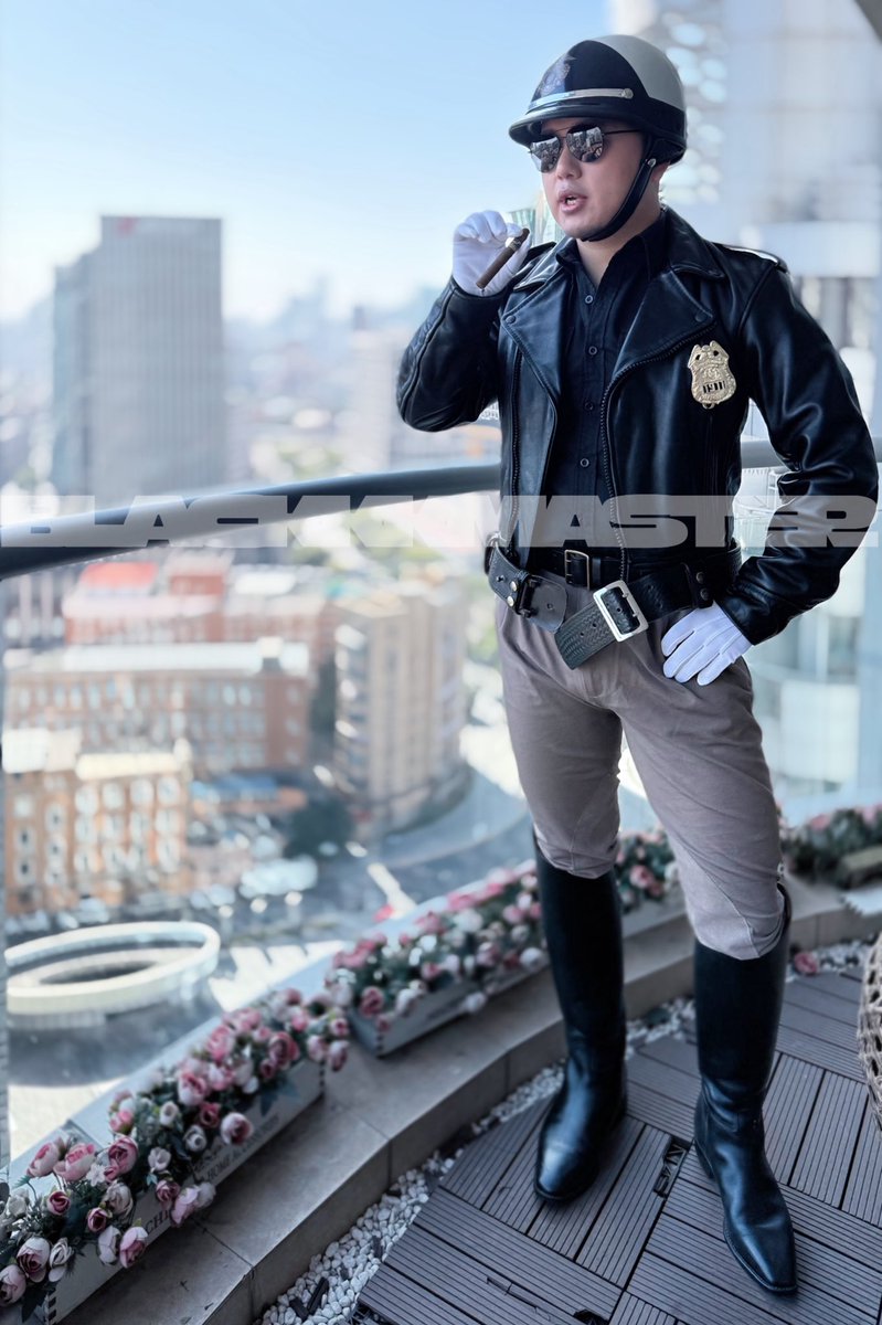 DavidWo98918930's tweet image. Call me SIR #leather #uniform #masculine #tomoffinland #bluf #fetish #boots #bootedman #officer #patrol #cops #gear #bootlust #glove
