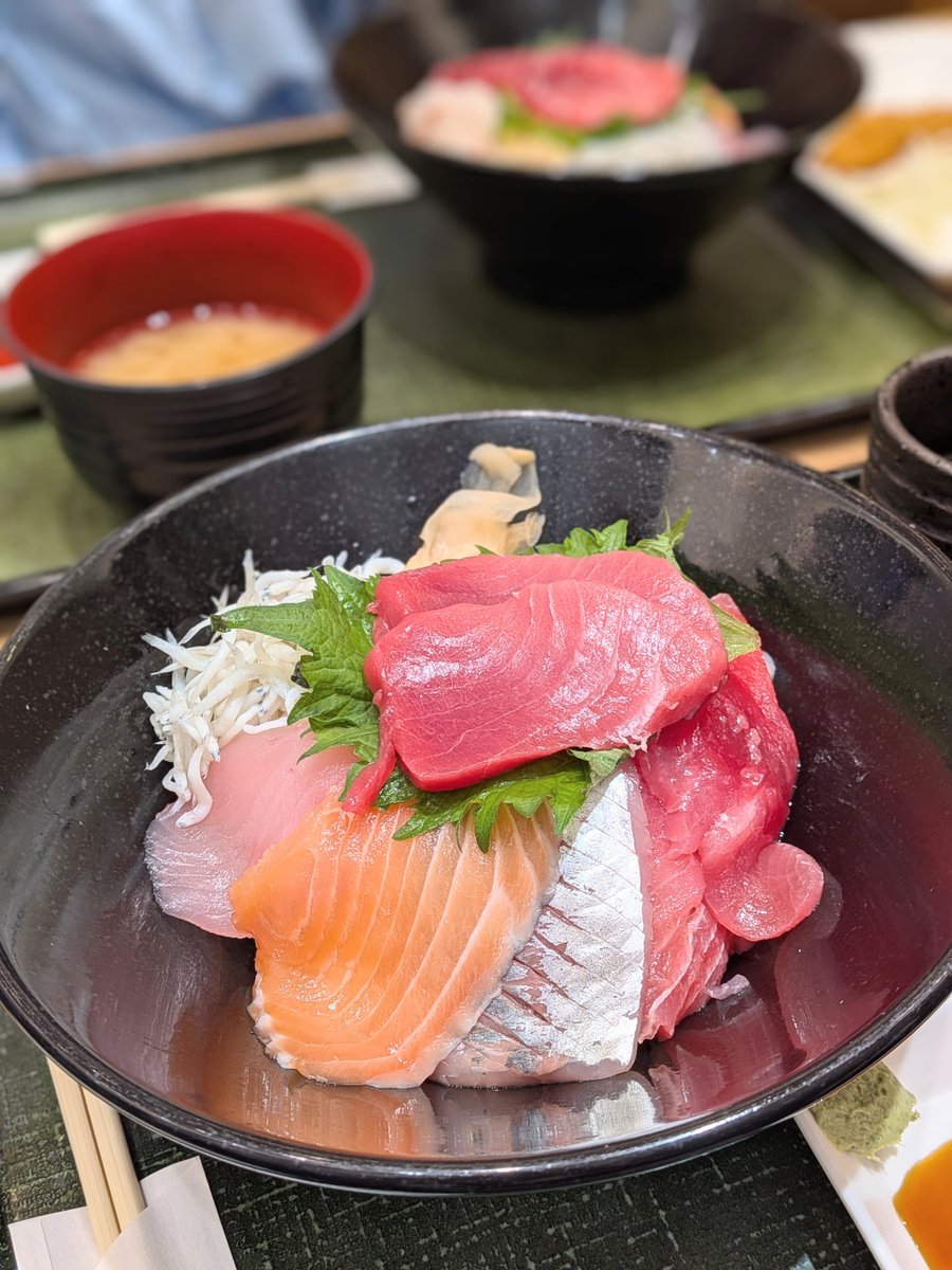 今日のお昼ご飯🍚✨
海鮮丼〜😋
約1,000円！！お安くて美味しい😍💕