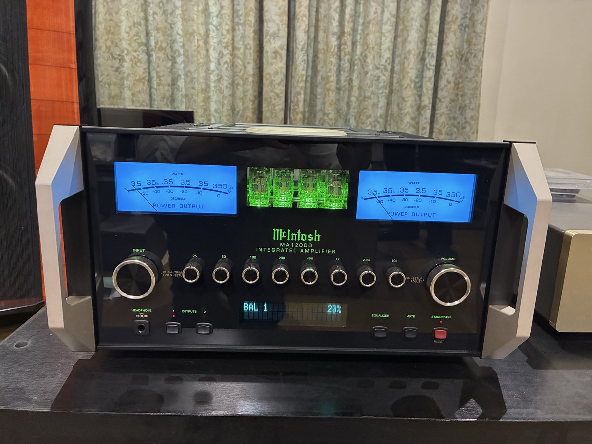 maxaudio_k's tweet photo. 【小倉本店】
McIntosh MA12000をセッティング❗️
sonusfaberとMcIntosh❗️
音、外観の相性バッチリ👌
#マックスオーディオ　#maxaudio  #オーディオ中古
#McIntosh  #MA12000
#sonusfaber  #Stradivari
#長崎県 https://t.co/TxG45ge5Fh