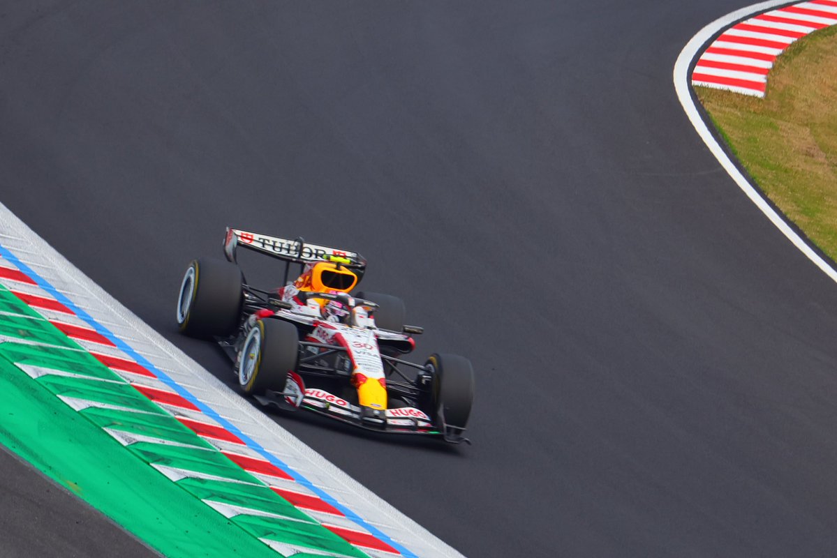 SC59NA1's tweet image. そう言えばオートポリスで車内待機中にメール届いてまして…
F1の際に鈴鹿サーキットで使われてたのドライバー別の応援のぼり当選しました🙌

44種類あって400枚の販売予定なので、
1種類が約10枚あるかどうかって感じなのかな？
リアムローソン選手のがきます🪽
#F1JP #F1 #JapaneseGP