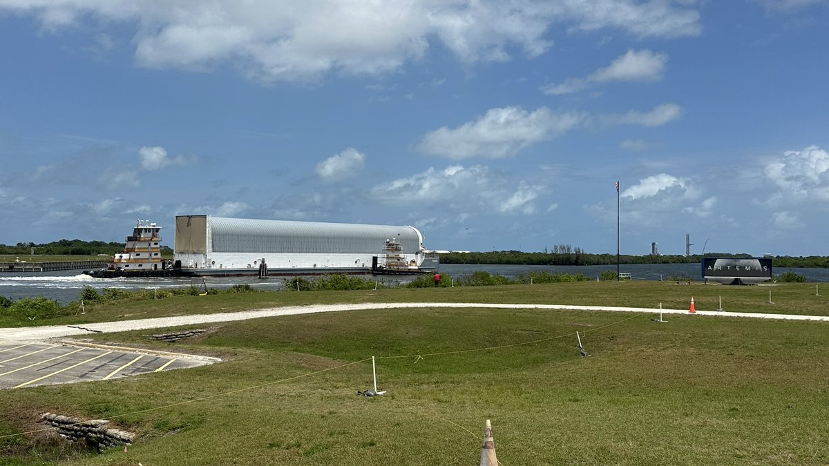 RevesdEspace's tweet image. 🚀🌑 La barge amenant le corps central du #SLS d' #Artemis III est arrivée à Port Canaveral en Floride 
📷 Will Robinson-Smith