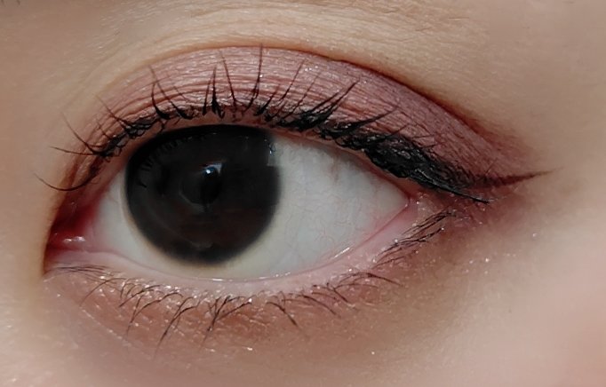 noracosme250825's tweet image. #今日のメイク　#motd　#アイメイク
ちふれの右側を上まぶた全体に
ちふれ左を上下目尻に
その上からMACのキャントストップドントストップを広めに重ねました
正面(２〜３枚目)から見るとブラウンですが、角度を変えると(４枚目)パープルと偏光ラメが顔を出します✨